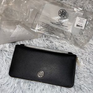 Tory Burch Robinson Travel Wallet Black